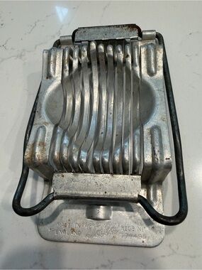 TALA VINTAGE EGG SLICER MADE IN ENGLAND 
PERFECT WORKING ORDER